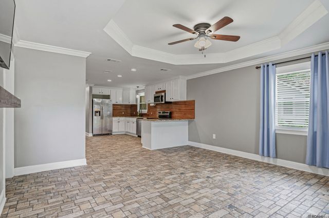 7378 Robinson Dr, Denham Springs, LA 70706