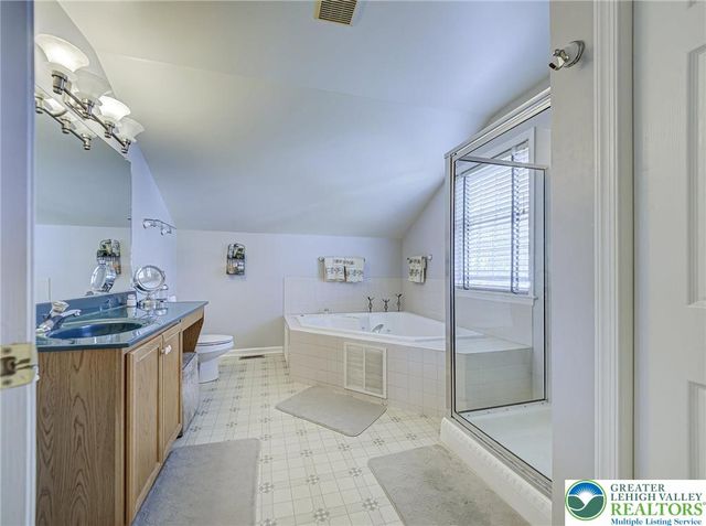 4217 Shadowstone Drive, Forks Twp, PA 18040