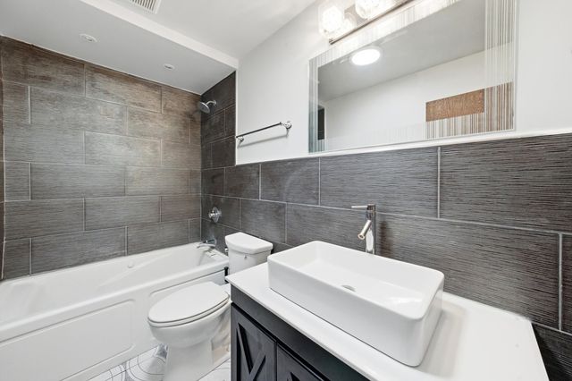 1200 Jacqueline Drive, Crete, IL 60417