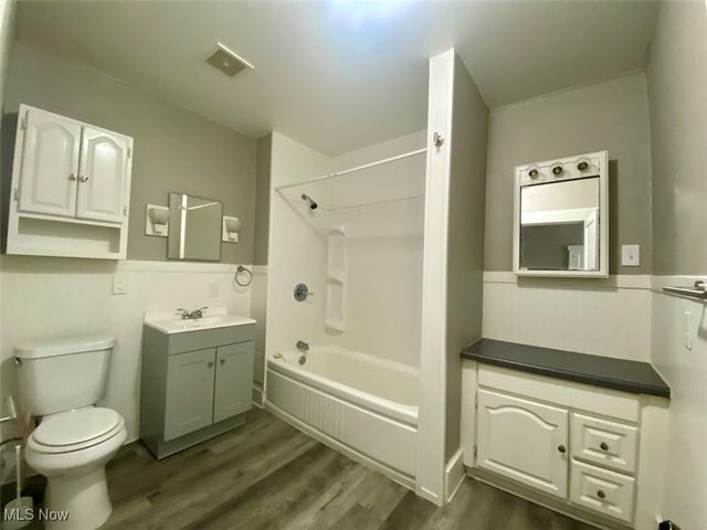 999 W Exchange Street 2, Akron, OH 44302