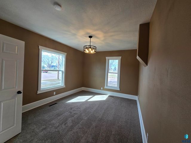 232 N Nesmith Ave Avenue, Sioux Falls, SD 57103