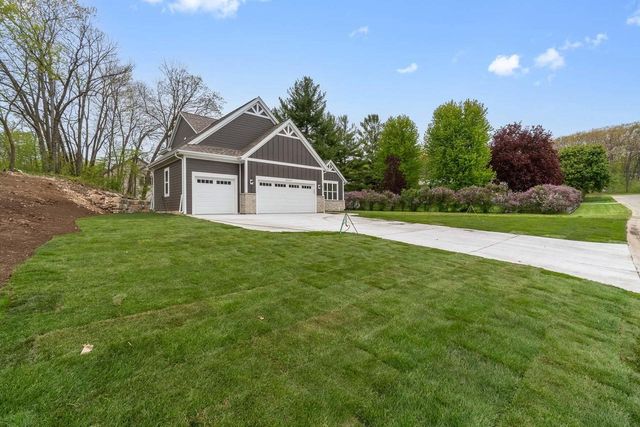 W221N3075 Greenwood ROAD, Waukesha, WI 53186