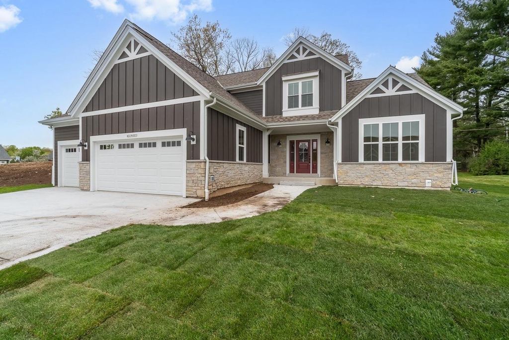 W221N3075 Greenwood ROAD, Waukesha, WI 53186