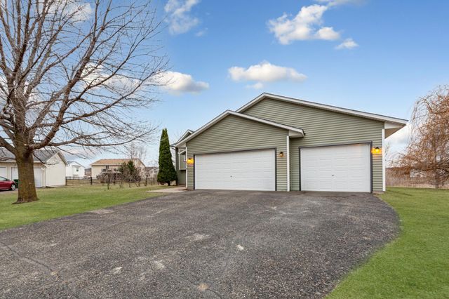 816 Orchard Circle, Belle Plaine, MN 56011