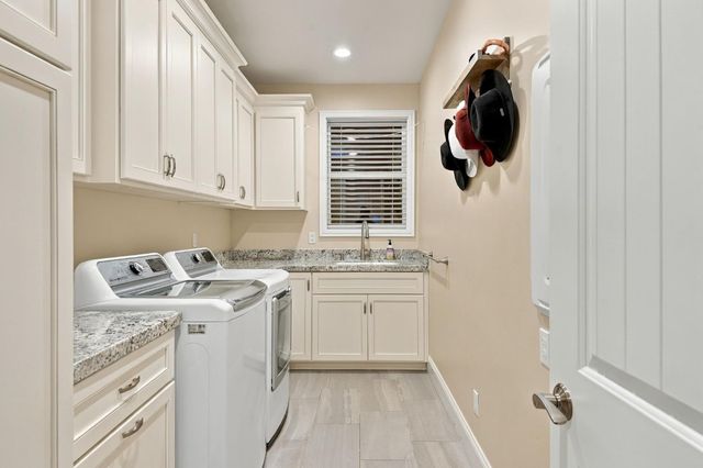 4889 V St, Sacramento, CA 95817