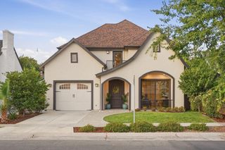 4889 V St, Sacramento, CA 95817