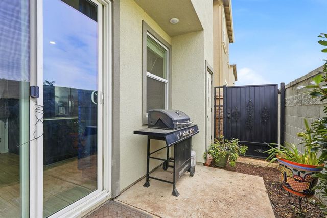 898 Lake Park Circle, Galt, CA 95632