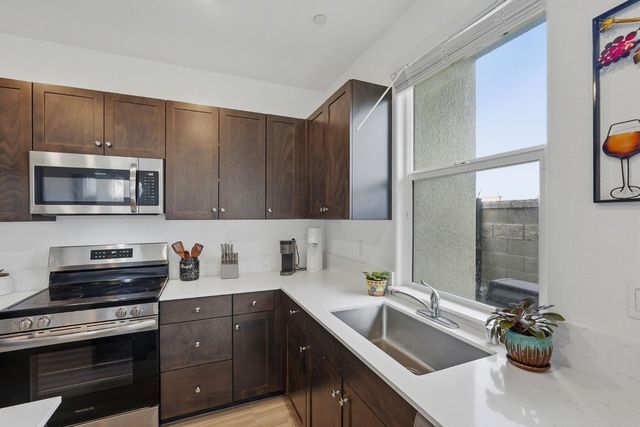 898 Lake Park Circle, Galt, CA 95632