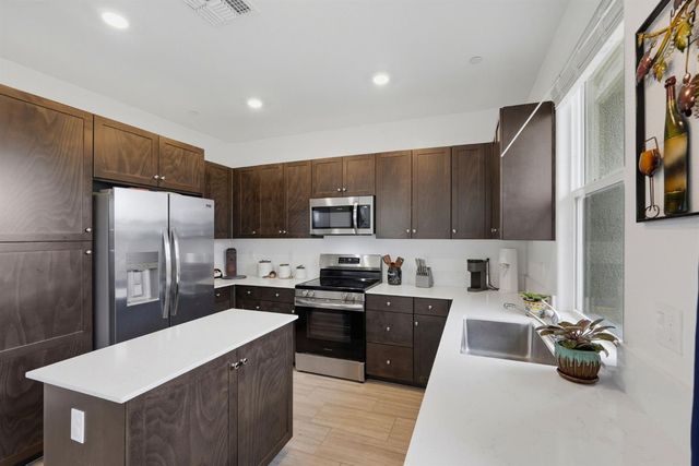 898 Lake Park Circle, Galt, CA 95632