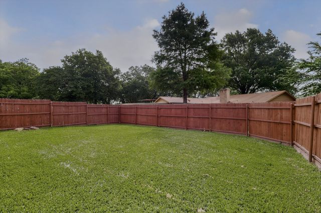 949 Meadowdale Circle, Garland, TX 75043