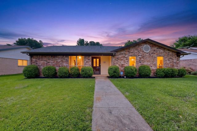 949 Meadowdale Circle, Garland, TX 75043