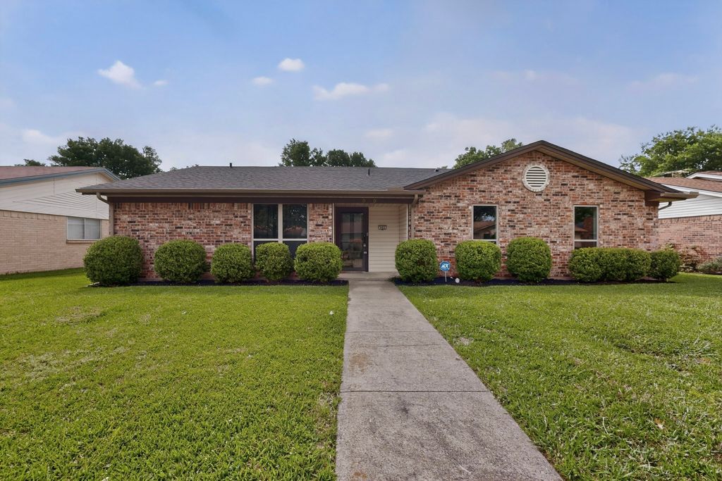 949 Meadowdale Circle, Garland, TX 75043