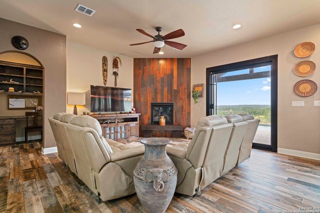 189 Dry Bear Creek, New Braunfels, TX 78132