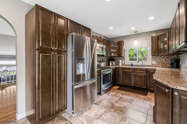 11 Manchester Dr, Hanover Twp., NJ 07981