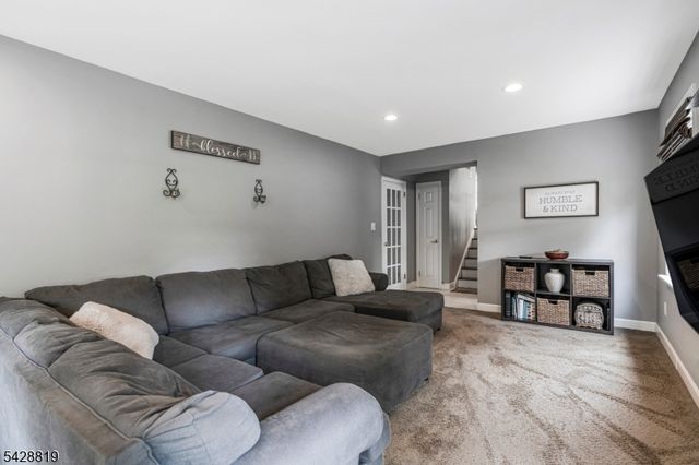 11 Manchester Dr, Hanover Twp., NJ 07981