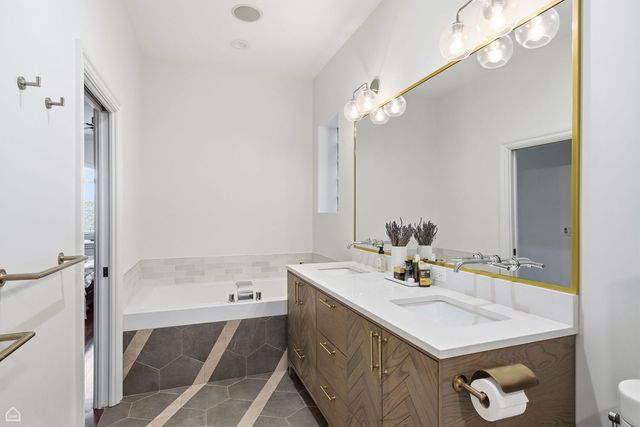 952 N Racine Avenue, Chicago, IL 60642