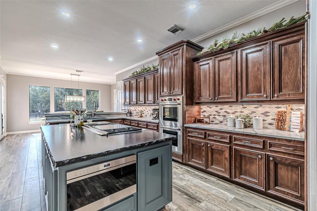 15569 Crown Oaks Drive, Montgomery, TX 77316