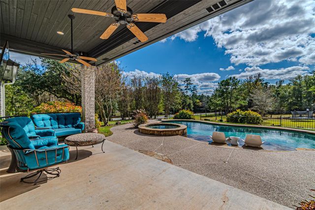 15569 Crown Oaks Drive, Montgomery, TX 77316