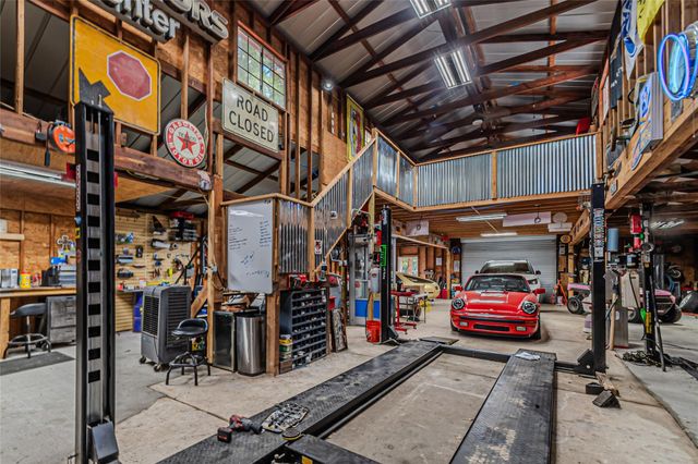 15569 Crown Oaks Drive, Montgomery, TX 77316