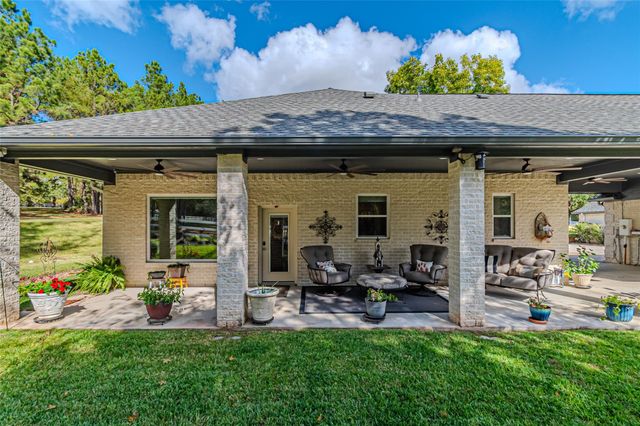 15569 Crown Oaks Drive, Montgomery, TX 77316