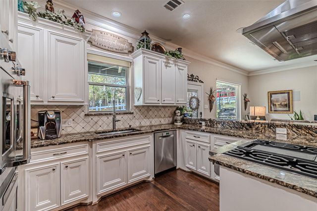 15569 Crown Oaks Drive, Montgomery, TX 77316