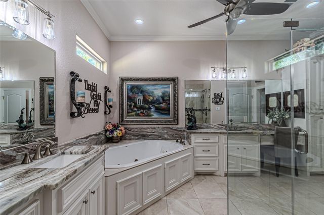 15569 Crown Oaks Drive, Montgomery, TX 77316