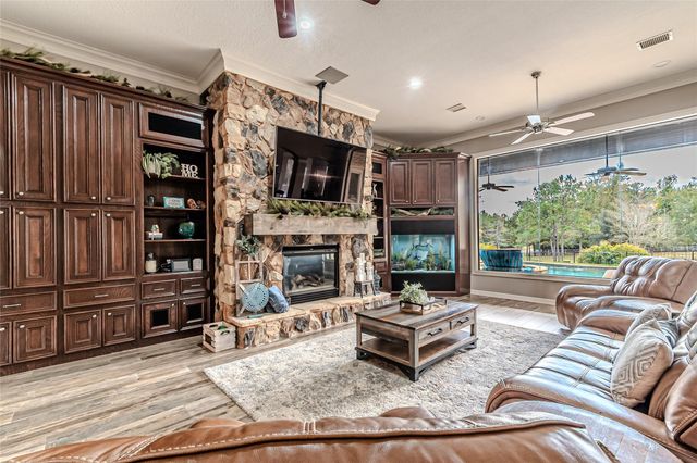 15569 Crown Oaks Drive, Montgomery, TX 77316