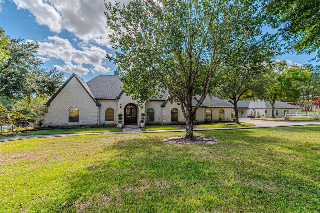 15569 Crown Oaks Drive, Montgomery, TX 77316