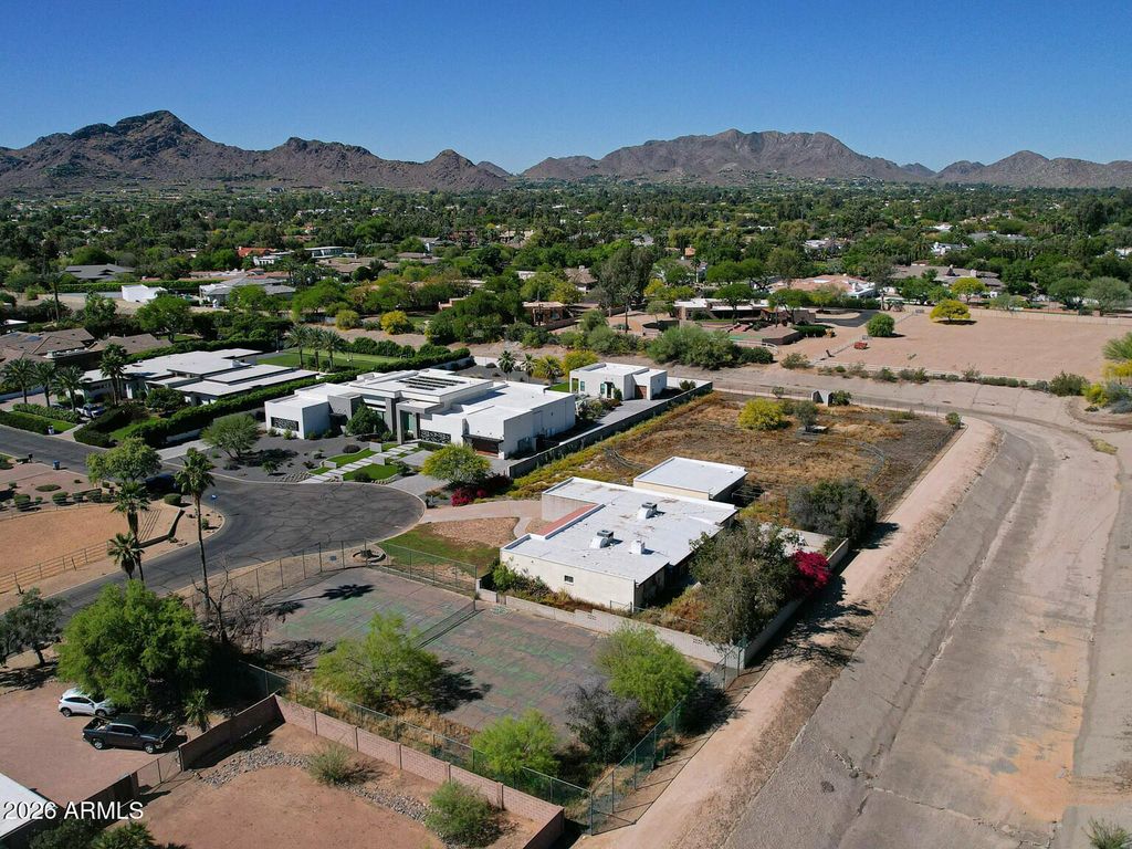 Image 1 of property listing at 6622 E BAR Z Lane 6, Paradise Valley, AZ 85253
