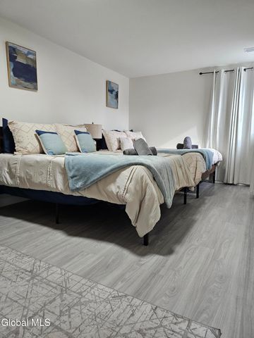 489 Grooms Road B, Clifton Park, NY 12065