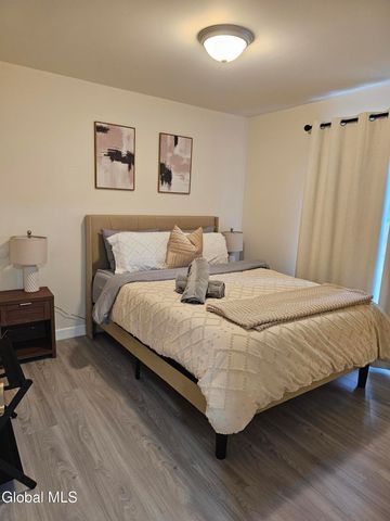 489 Grooms Road B, Clifton Park, NY 12065