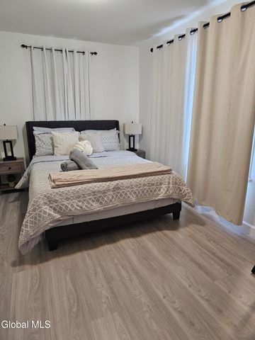 489 Grooms Road B, Clifton Park, NY 12065