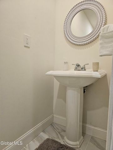 489 Grooms Road B, Clifton Park, NY 12065