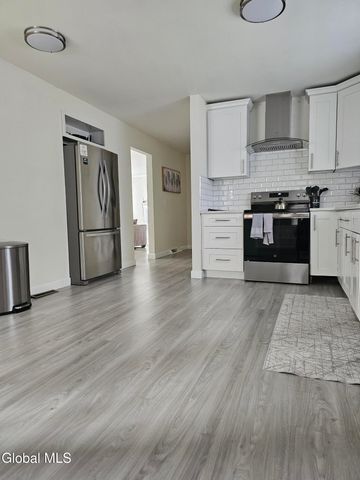 489 Grooms Road B, Clifton Park, NY 12065