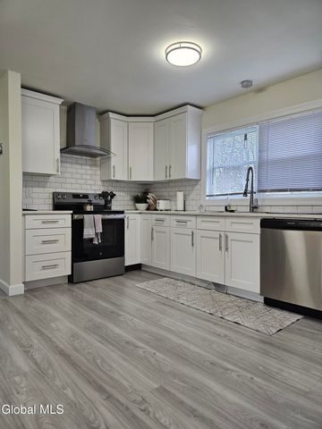 489 Grooms Road B, Clifton Park, NY 12065