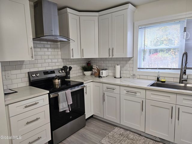 489 Grooms Road B, Clifton Park, NY 12065