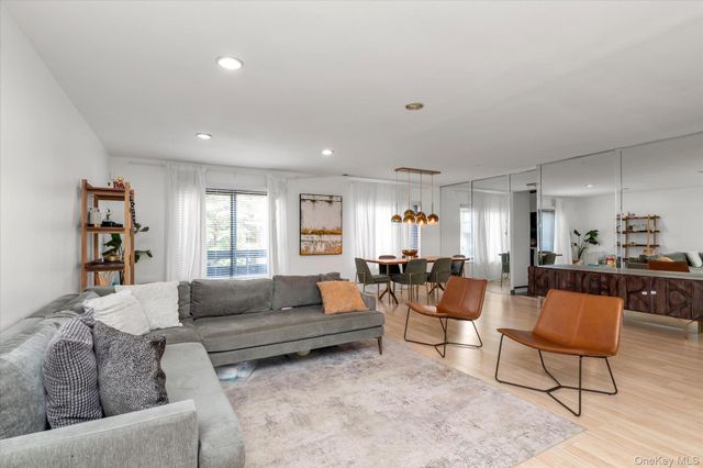21 Spring Hollow, Roslyn, NY 11576