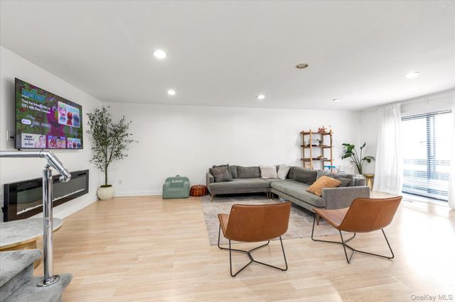 21 Spring Hollow, Roslyn, NY 11576