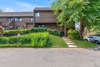 21 Spring Hollow, Roslyn, NY 11576