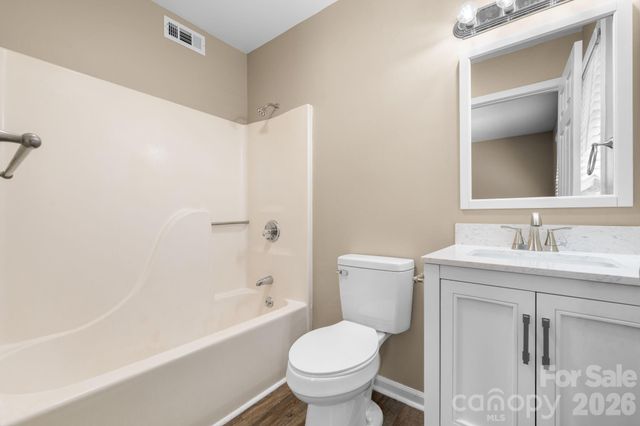 525 12th Street SW 30, Hickory, NC 28602