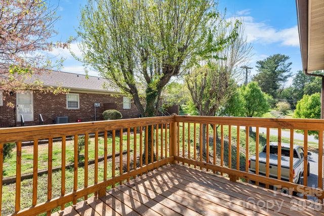 525 12th Street SW 30, Hickory, NC 28602