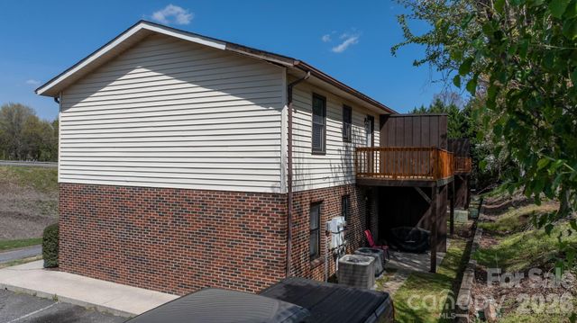 525 12th Street SW 30, Hickory, NC 28602