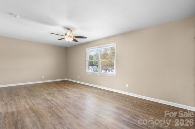 525 12th Street SW 30, Hickory, NC 28602