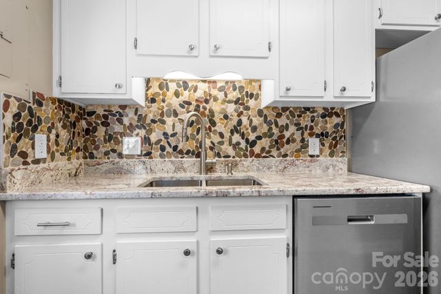 525 12th Street SW 30, Hickory, NC 28602