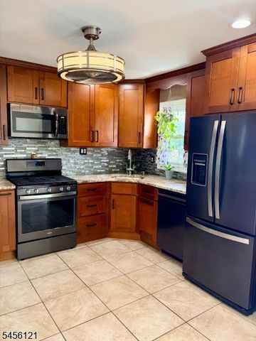 29 Capp St, Carteret Boro, NJ 07008