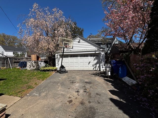 127 Melha Ave, Springfield, MA 01104
