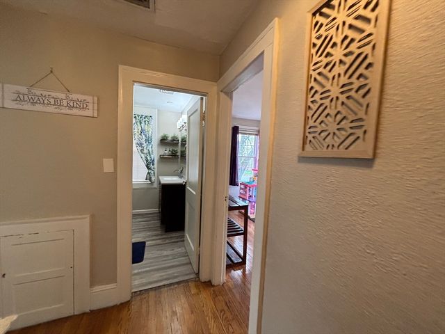 127 Melha Ave, Springfield, MA 01104