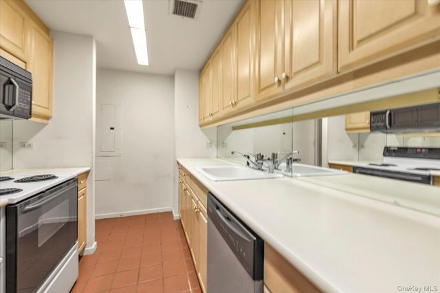 100 Hilton Avenue M3, Garden City, NY 11530