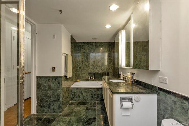 100 Hilton Avenue M3, Garden City, NY 11530