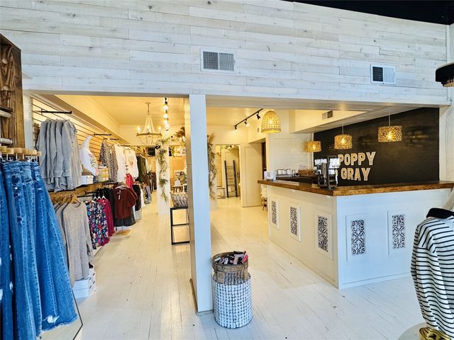 106 N Jefferson Avenue, Mount Pleasant, TX 75455